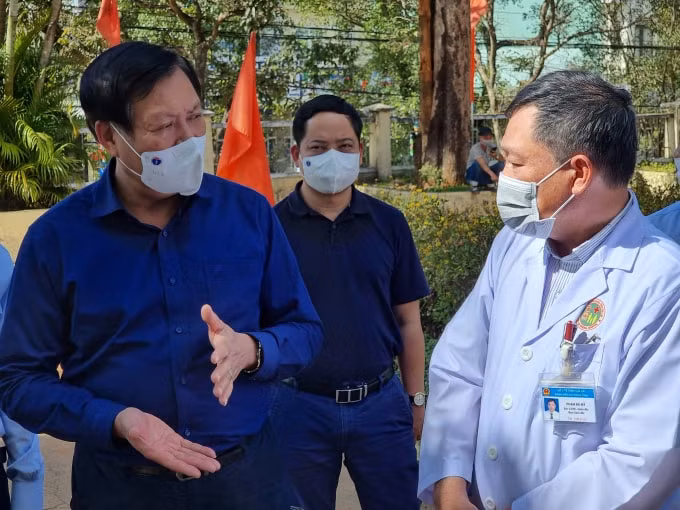 Thứ trưởng Đỗ Xuân Tuyên bên trái yêu cầu Gia Lai truy vết thần tốc khoanh vùng dập dịch (ảnh TL).