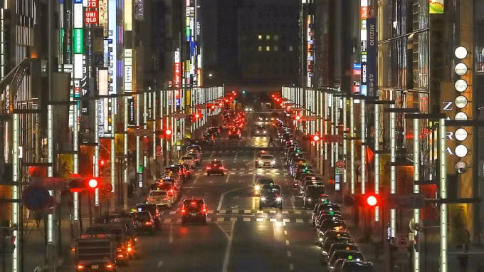 Giao thông ở quận Ginza sang trọng của Tokyo đã rơi vào tình trạng khẩn cấp. Ảnh: Nikkei