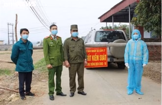 Lực lượng chức năng tỉnh Bắc Giang lập chốt kiểm soát phòng chống dịch Covid-19 tại huyện Lục Nam. Ảnh: TL