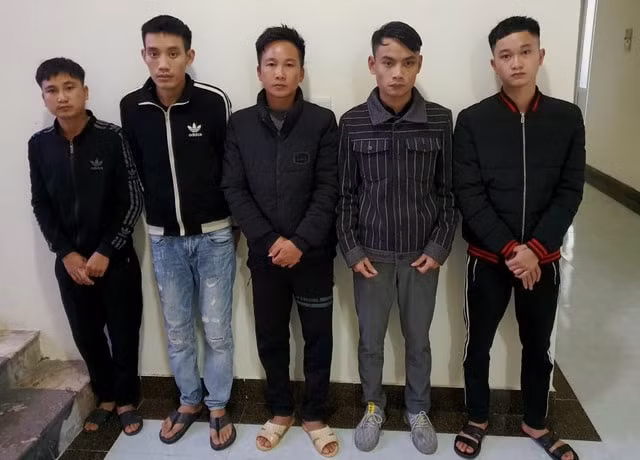 5 đối tượng lừa đảo chiếm đoạt tài sản tại cơ quan điều tra. Ảnh: dantri.com.vn
