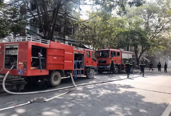 Xe chuyên dụng của lực lượng PCCC đến hiện trường dập lửa. Ảnh: baogiaothong.vn