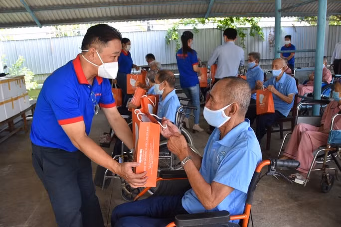 Báo Người Lao Động trao quà cho người neo đơn tại Trung tâm Nuôi dưỡng bảo trợ người bại liệt Thạnh Lộc. Ảnh: Tấn Thạnh
