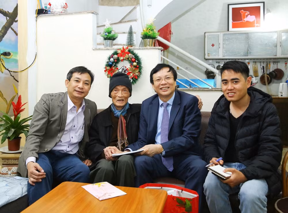 Phó Chủ tịch Thường trực Hội Nhà báo Việt Nam Hồ Quang Lợi cùng Quyền Chánh Văn phòng Hội Phan Toàn Thắng và phóng viên báo Nhà báo và Công luận đã đến thăm và trò chuyện với nhà báo lão thành Nguyễn Khắc Tiếp, nguyên phóng viên Báo Quân đội nhân dân. Ảnh: Sơn Hải