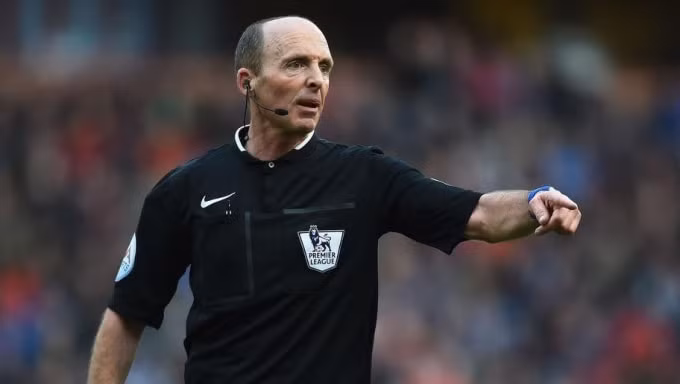 Ông Mike Dean đưa ra nhiều quyết định gây tranh cãi ở Premier League năm nay. Ảnh: Reuters