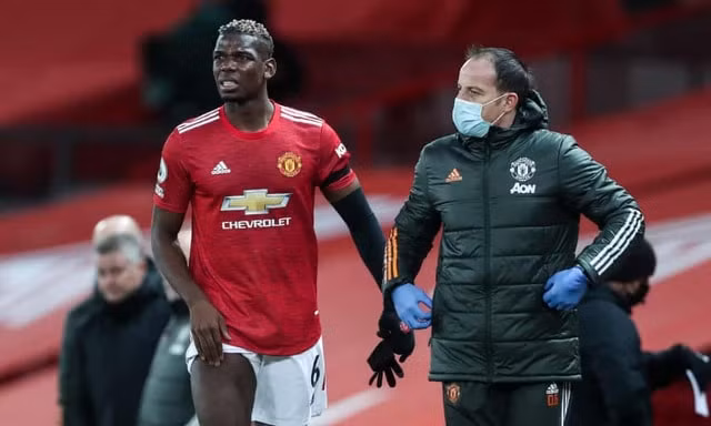 Tiền vệ Pogba gặp chấn thương cơ đùi phải rời sân sớm ở trận hòa 3-3 với Everton. Ảnh: internet