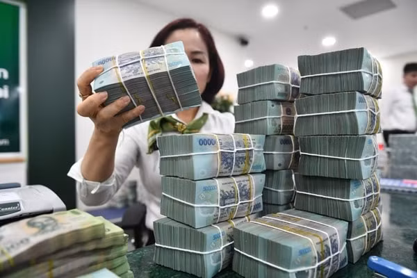 Ngân hàng Nhà nước vừa bơm thêm 12.000 tỷ đồng vào thị trường để hỗ trợ thanh khoản cho các ngân hàng thương mại. Ảnh minh họa