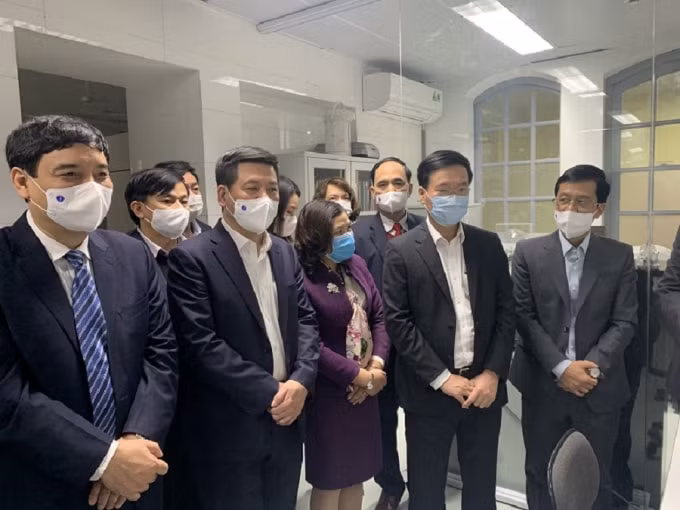 Thường trực Ban Bí thư Võ Văn Thưởng thăm quan cơ sở vật chất của Viện.