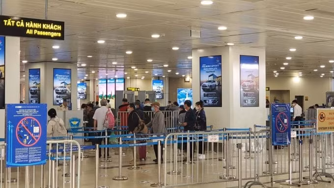 "Sân bay Nội Bài có nguy cơ đóng cửa vì loạt nhân viên tiếp xúc với ca nhiễm Covid-19" là tin giả.
