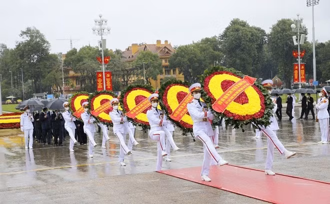 Đoàn đại biểu Ban Chấp hành Trung ương Đảng, Quốc hội, Chủ tịch nước, Chính phủ, Ủy ban Trung ương Mặt trận Tổ quốc Việt Nam vào Lăng viếng Chủ tịch Hồ Chí Minh.