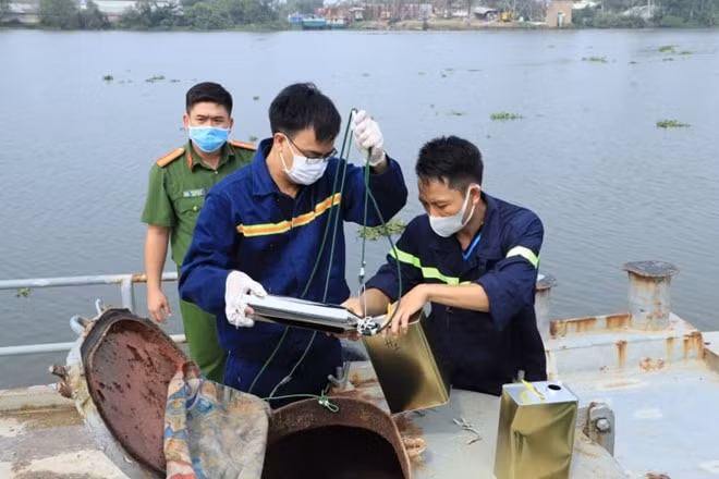 Lực lượng chức năng tiến hành lấy mẫu trên các phương tiện chứa xăng giả.