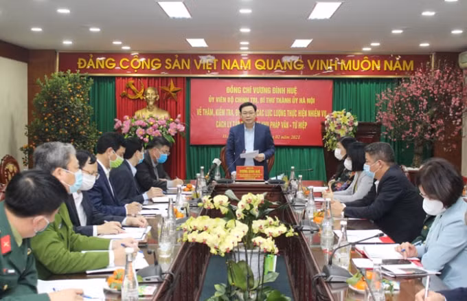 Bí thư Thành ủy Vương Đình Huệ phát biểu giao nhiệm vụ cho các đơn vị