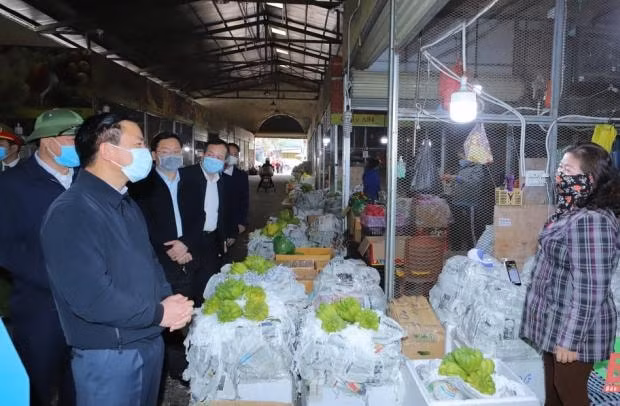 Bí thư Tỉnh ủy Thanh Hóa Đỗ Trọng Hưng trao đổi với tiểu thương tại chợ đầu mối Đông Hương về ý thức, trách nhiệm trong thực hiện, phòng, chống dịch bệnh theo khuyến cáo 5K. Ảnh: MH