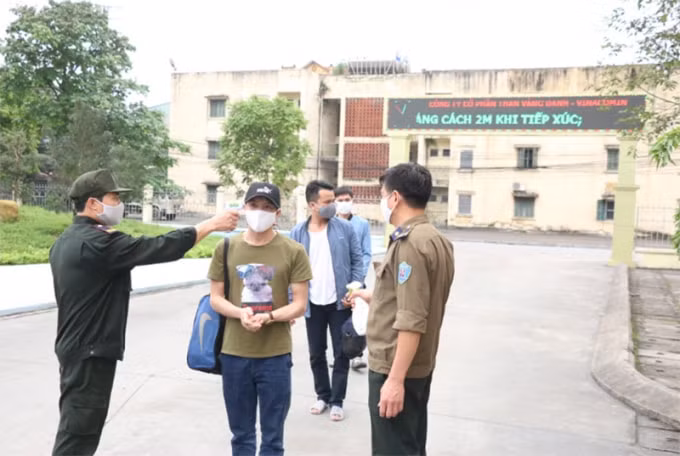 Công ty than Vàng Danh kiểm soát chặt chẽ công nhân ra (Ảnh: nhandan)