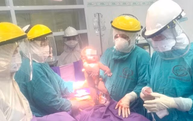 Bệnh viện Sản Nhi Quảng Ninh thực hiện thành công ca sinh mổ cho sản phụ đang cách ly tại bệnh viện do nghi mắc COVID-19 vào ngày 2/2. (Ảnh: VTV)