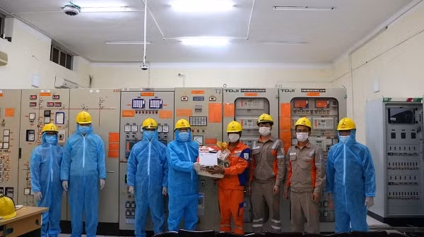 Công đoàn Hải Dương tặng quà trạm 110kV Chí Linh.