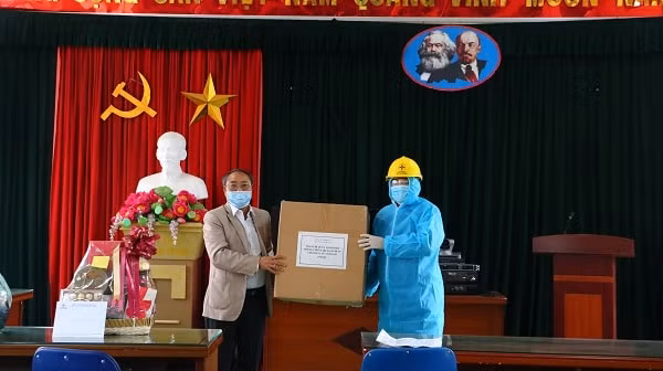 Công đoàn thăm và tặng quà Điện lực Chí Linh