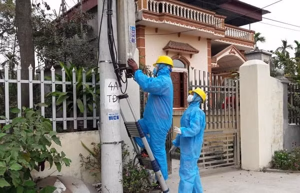 Công nhân Điện lực Chí Linh sửa chữa điện cho nhân dân tại phường Cộng Hòa, TP Chí Linh - khu vực bị phong tỏa