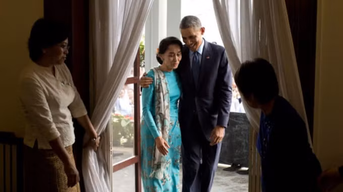 Cựu Tổng thống Barack Obama có cuộc gặp bà Aung San Suu Kyi dinh thự của bà sau cuộc họp báo chung của họ ở Yangon, Myanmar vào tháng 11 năm 2014 - Ảnh: Nhà Trắng
