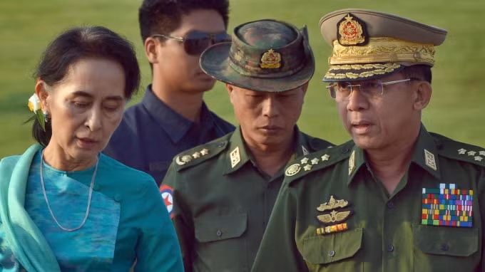 Tướng Min Aung Hlaing (phải) và cố vấn cao cấp của chính phủ Aung San Suu Kyi - Ảnh: AFP
