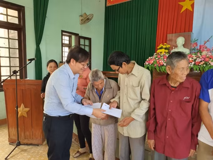 Đại diện BSR trao quà tết cho bà con nhân dân ở huyện Nghĩa Hành.