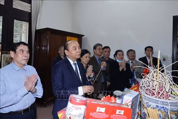 Thủ tướng Nguyễn Xuân Phúc dâng hương, tưởng nhớ Tổng Bí thư Đỗ Mười. Ảnh: TTXVN
