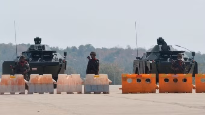 Quân đội phong toả đường đến Quốc hội Myanmar ở Napyidaw hôm 1/2. Nguồn: AFP