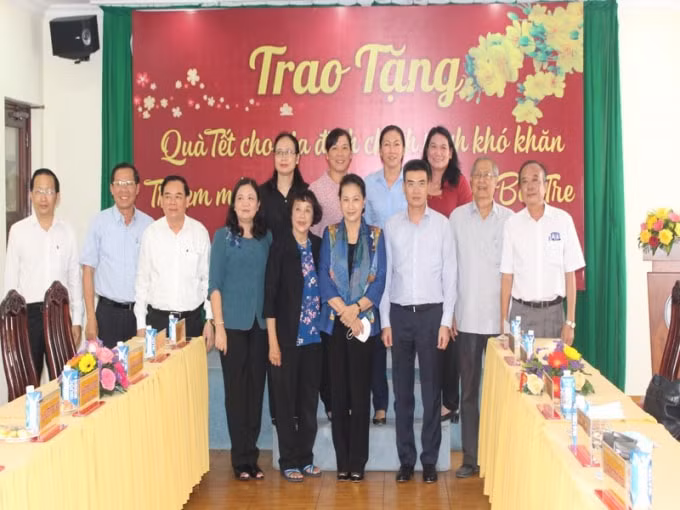 Chủ tịch Quốc hội Nguyễn Thị Kim Ngân và lãnh đạo tỉnh Bến Tre cùng nhà tài trợ tại buổi lễ trao quà (Ảnh quochoi.vn)