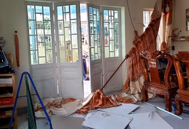 Bên trong một căn nhà bị ảnh thưởng do vụ nổ gây ra. Ảnh: dantri.com.vn