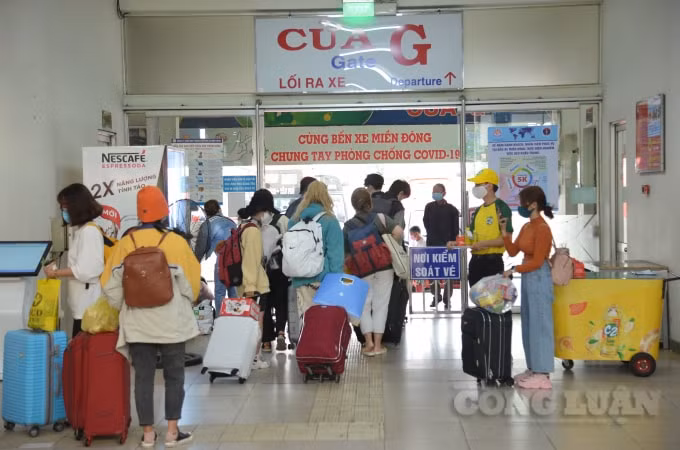 Bến xe đông nghịt người