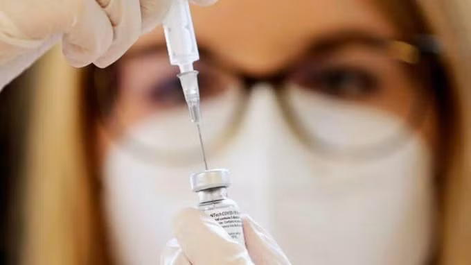 Nhân viên y tế Singapore bị tiêm nhầm 5 liều vaccine COVID-19 cùng lúc. Ảnh minh họa.