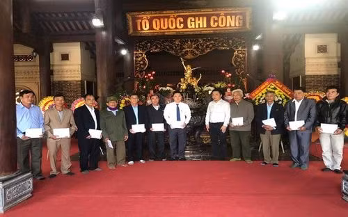 Đồng chí Quế Đình Nguyên, Phó Tổng Biên tập Báo Nhân Dân cùng Quỹ Thiện Tâm đã trao quà Tết cho các gia đình thân nhân liệt sĩ. Ảnh: Thành Châu