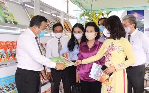 Đại biểu tham quan Triển lãm báo xuân Tân Sửu 2021. Ảnh: Thế Anh