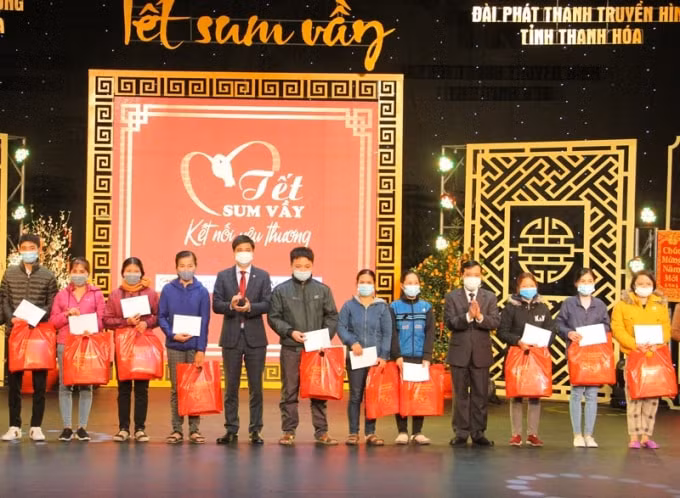 Các đồng chí: Lại Thế Nguyên, Phó Bí thư Thường trực Tỉnh ủy; Ngọ Duy Hiểu, Phó Chủ tịch Tổng LĐLĐ Việt Nam trao quà cho người lao động khó khăn