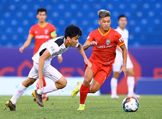 6. Tiền vệ tấn công Phan Thanh Hậu (CLB TPHCM - 1997).