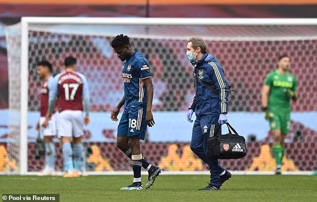 Thomas Partey rất buồn bã khi rời sân cỏ vì chấn thương. Ảnh: internet
