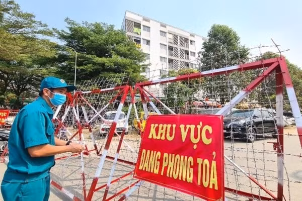 Lực lượng chức năng phong tỏa tại các đường ra vào chung cư Ehome 4 thuộc khu phố Hòa Long (TP Thuận An, Bình Dương), nơi ở của BN1979, là nhân viên làm việc tại sân bay Tân Sơn Nhất