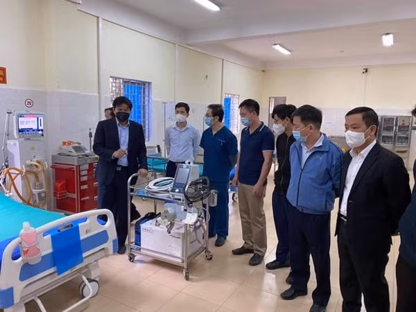 Các chuyên gia của bệnh viện Bạch Mai cùng với đội ngũ y tế của Điện Biên, lắp đặt những trang thiết bị hiện đại tại bệnh viện dã chiến Điện Biên Phủ