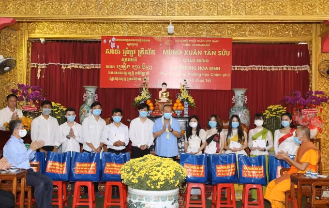 Phó Thủ tướng Thường trực Chính phủ Trương Hòa Bình trao học bổng và quà tết đến sinh viên Lào, Campuchia, Việt Nam. (Ảnh: VGP)