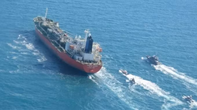 Một tàu chở dầu mang cờ Hàn Quốc bị Iran bắt giữ được nhìn thấy ở Vịnh Ba Tư ngoài khơi bờ biển Iran vào ngày 4 tháng 1. © Reuters