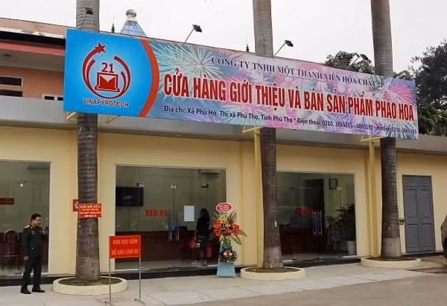 Một địa điểm bán pháo hoa của Công ty TNHH MTV Hóa chất 21 (Bộ Quốc phòng). Ảnh: dantri.com.vn