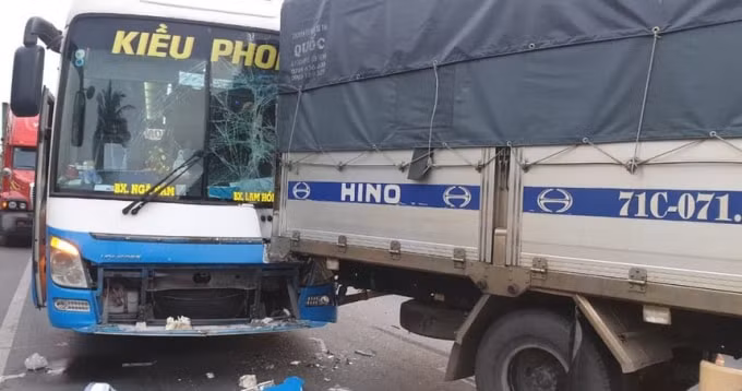 Một xe khách bị hư hỏng nặng phần đầu. Ảnh: Zingnews.vn