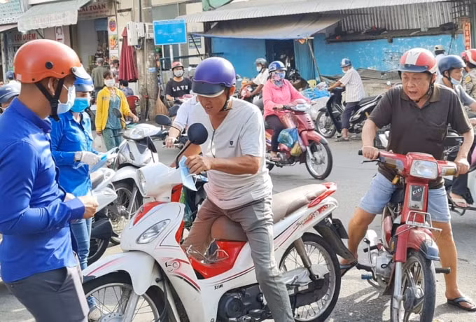 Lực lượng phòng, chống dịch Covid-19 tại TP. Sóc Trăng phát khẩu trang cho người dân tại chợ trung tâm TP. Sóc Trăng. Ảnh: TL