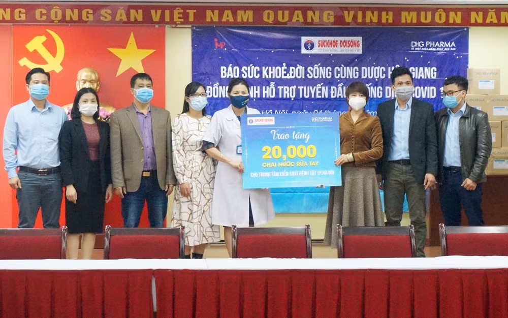 Báo Sức khoẻ và Đời sống phối hợp với Công ty Cổ phần Dược Hậu Giang đã trao 20.000 chai gel rửa tay khô kháng khuẩn BIOSKIN cho Trung tâm Kiểm soát bệnh tật TP. Hà Nội.
