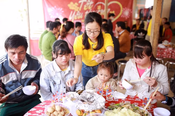 Tết này có thể sẽ là một cái Tết lặng lẽ của những người dân vùng lũ nhưng Nam A Bank tin rằng, từng hộ dân sẽ cảm thấy ấm áp hơn khi sum vầy cùng gia đình bên mâm cơm nghĩa tình.