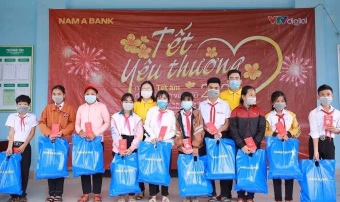“Tết yêu thương” là hành trình được Nam A Bank tổ chức thường niên từ nhiều năm nay nhằm mang một mùa Tết ấm áp, đủ đầy cho những mảnh đời có hoàn cảnh khó khăn trên khắp cả nước.