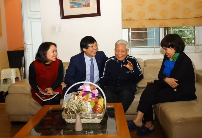 Nghe chuyện ông kể rất vui và sâu sắc nên căn phòng đầy ắp tiếng cười