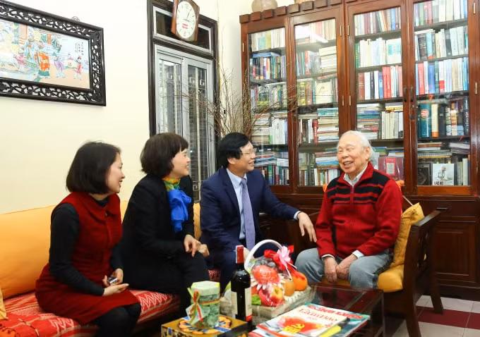 Nhà báo Phan Quang đón chúng tôi với nụ cười giòn giã