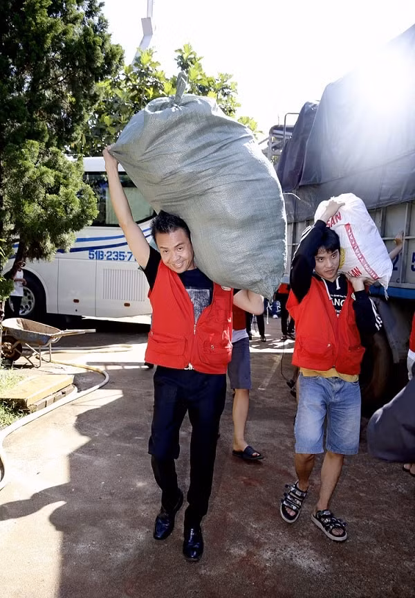 Doanh nhân Huy Hoàng (trái) trong một lần đến với đồng bào nghèo Tây Nguyên.