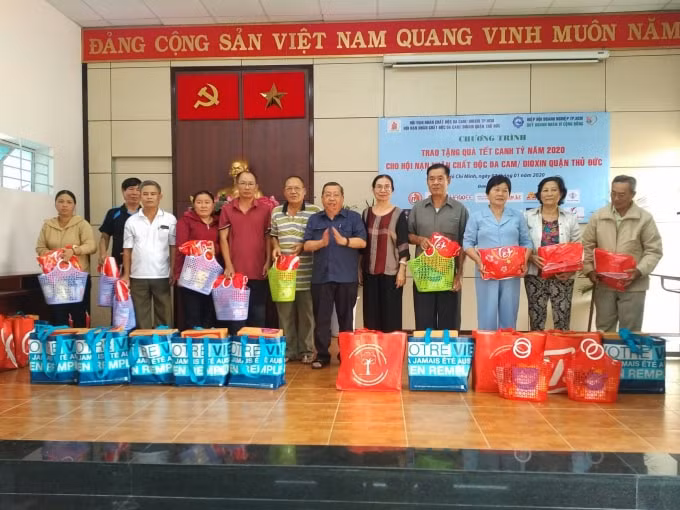 Quỹ Doanh nhân vì Cộng đồng – Hiệp hội Doanh nghiệp TP.HCM tặng quà Tết 2020 cho các hộ nạn nhân chất độc da cam quận Thủ Đức (TP. HCM).