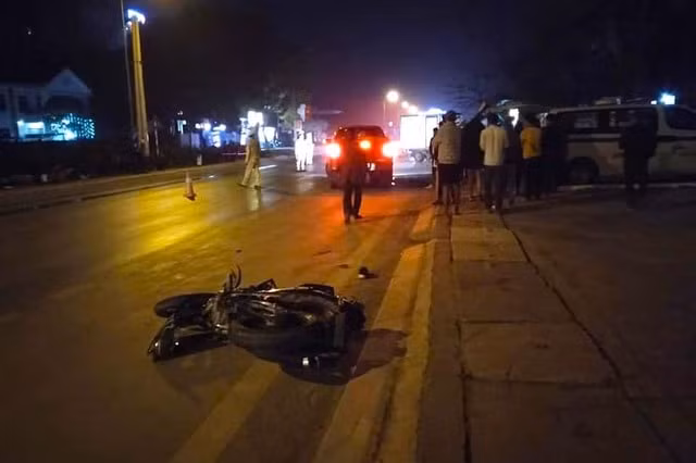 Chiếc xe máy văng xa hàng chục mét, cả 2 người đi trên xe máy đều tử vong. Ảnh: dantri.com.vn